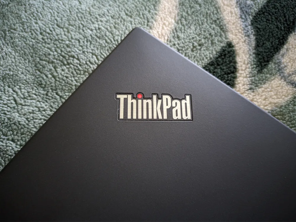 Фото логотипа ThinkPad на верхней крышке