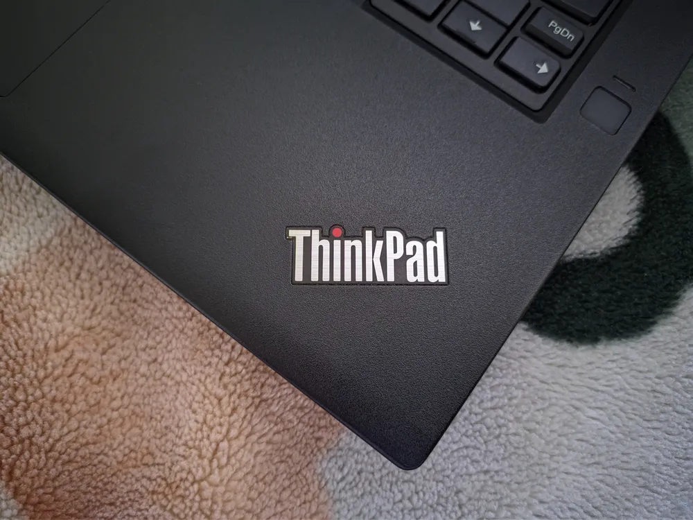 Фото логотипа ThinkPad на рабочей части