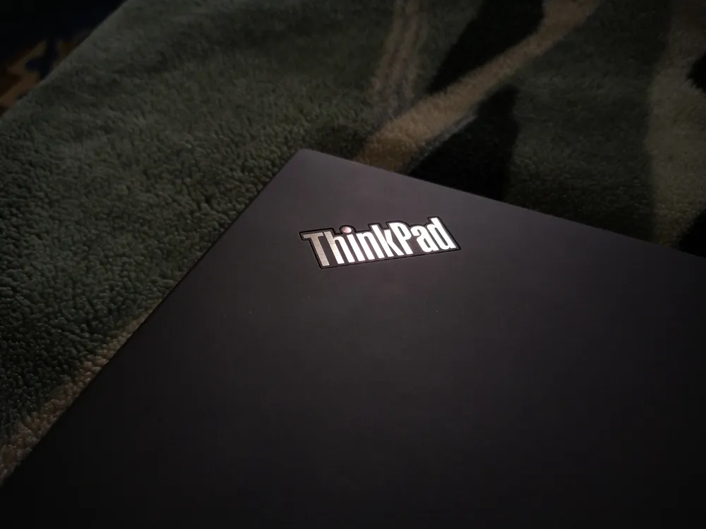 Второе фото логотипа ThinkPad под лучами солнца